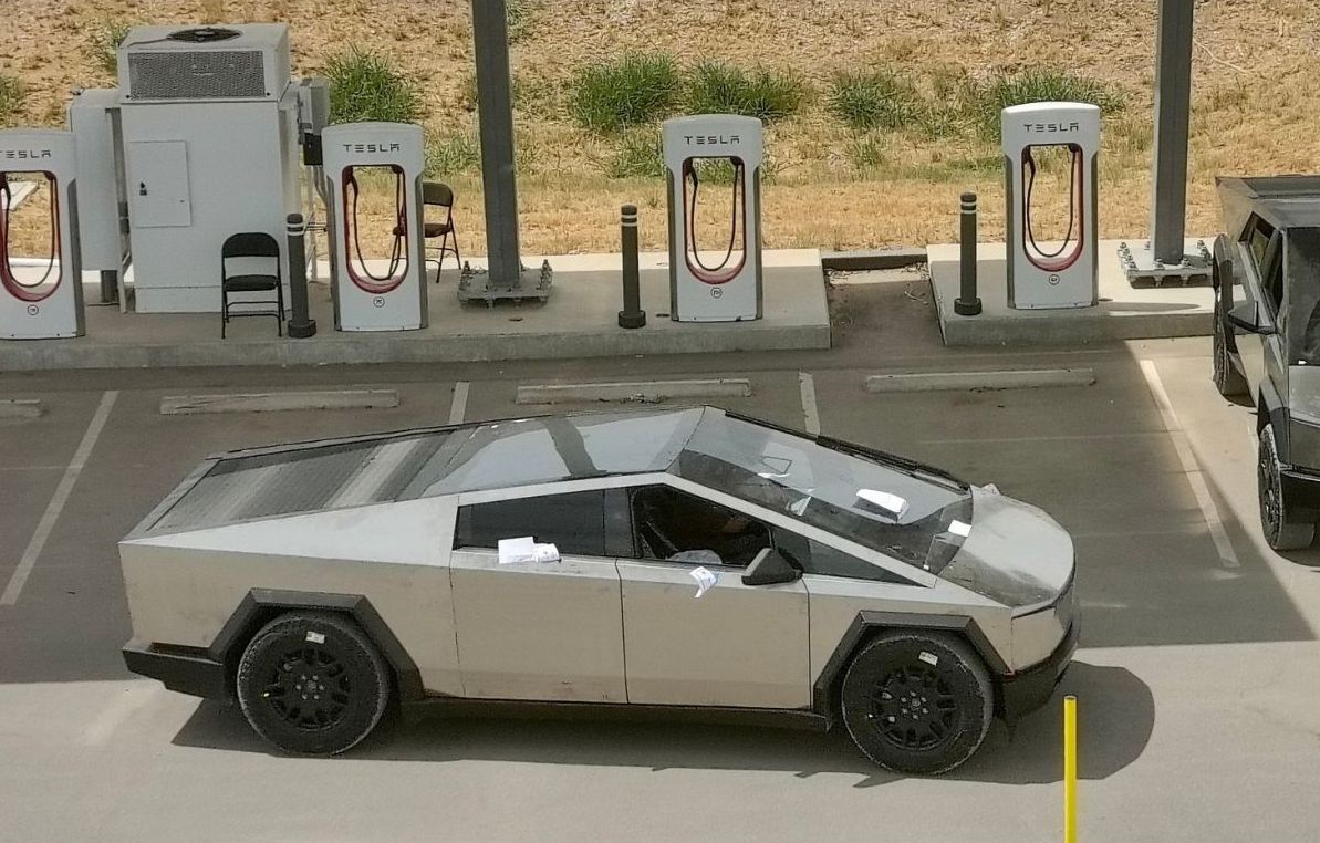 supercarblondie's tweet photo. Cybertruck with air suspension vs Cybertruck with normal suspension = the ride height difference is CRAZY

🦒 https://t.co/fpQeV5TWNt