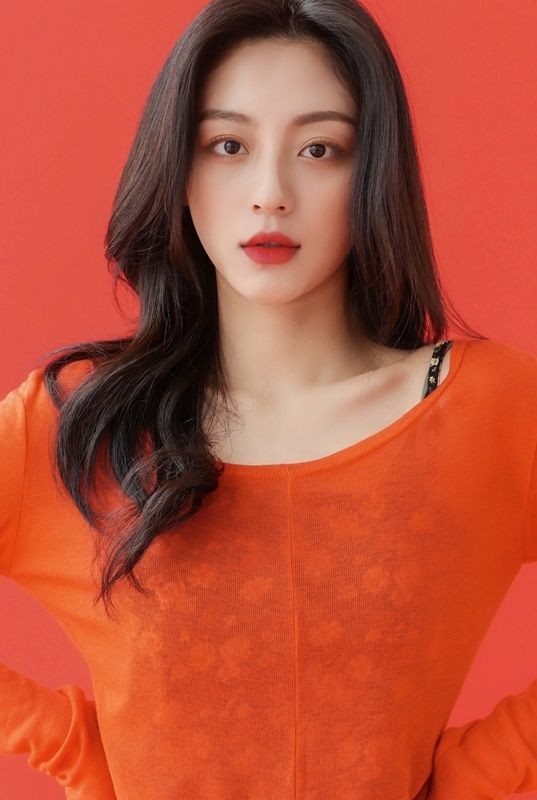13.09.23|| Minah renova seu contrato com a empresa h and  entertainment. 

“Estou feliz por poder continuar meu relacionamento com Kang Min-ah, que tem habilidades de atuação estáveis ​​e vários encantos” disse o ceo Hong Min-ki.

🔗n.news.naver.com/entertain/arti…

#강민아 #KangMinah