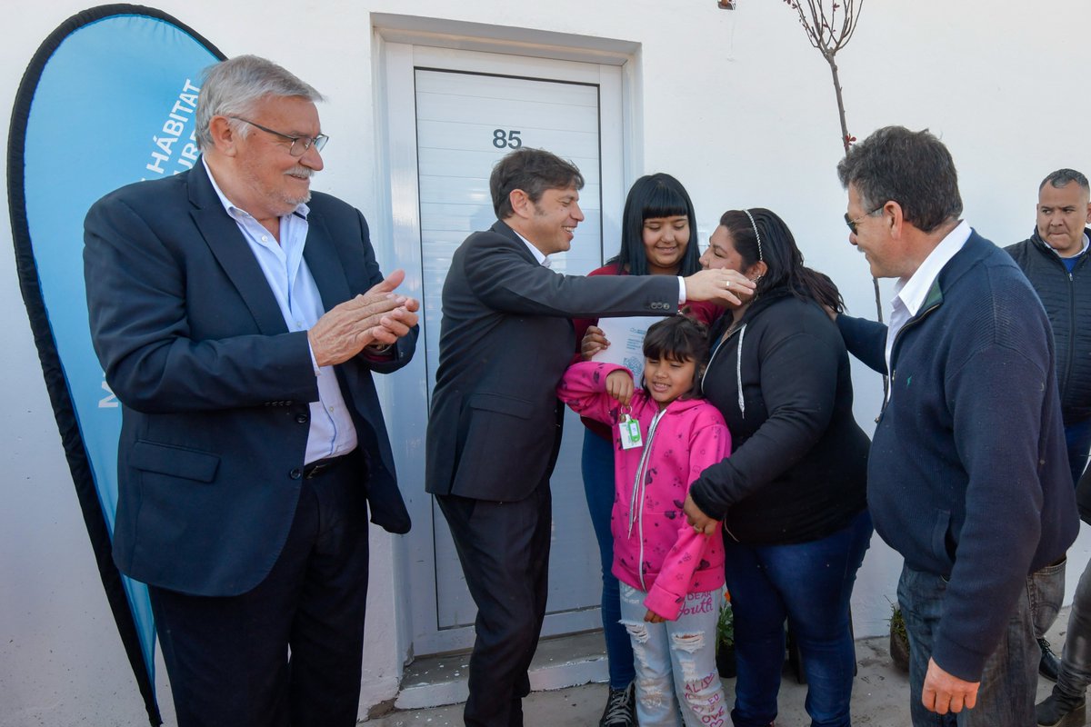 Kicillofok's tweet photo. Mientras algunos quieren cerrar ministerios, nosotros ya entregamos 20 mil viviendas en toda la provincia. Hay que decirlo con toda claridad: los que piden dinamita y motosierra quieren menos escuelas, menos hospitales, menos viviendas y menos derechos. https://t.co/h5EZmNhgbJ