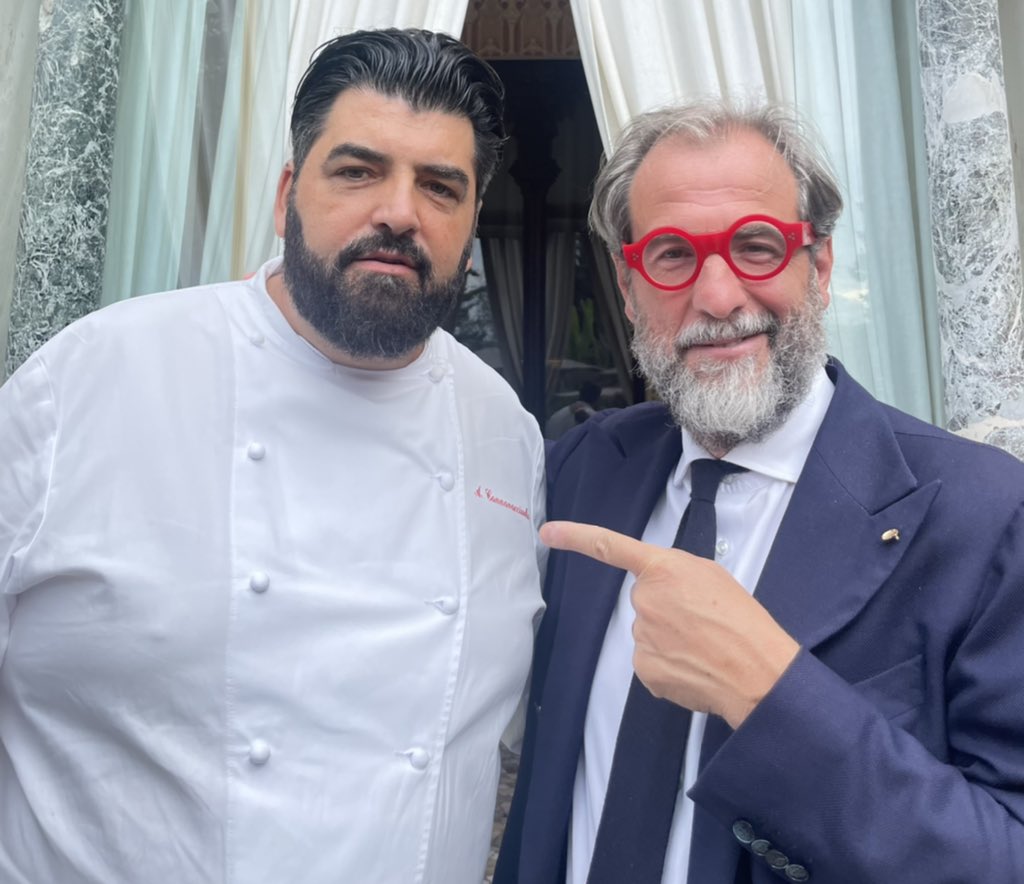 WineNewsIt's tweet photo. #Viaggiogourmet di WineNews sul #LagoDOrta al #ristorante #VillaCrespi a #OrtaSanGiulio, “regno” dello #chef #TreStelle #Michelin @Antoninochef (con il direttore #AlessandroRegoli), che ha creato un #menu speciale per esaltare l’#altissimaqualità e l’eleganza del #Trentodoc in un #abbinamentoperfetto, nella presentazione del #GiulioFerrariCollezione 2004 di @FerrariTrento, #griffe #icona della #spumantisticaitaliana della #famigliaLunelli. Aspettando @MasterChef_it n. 13 …