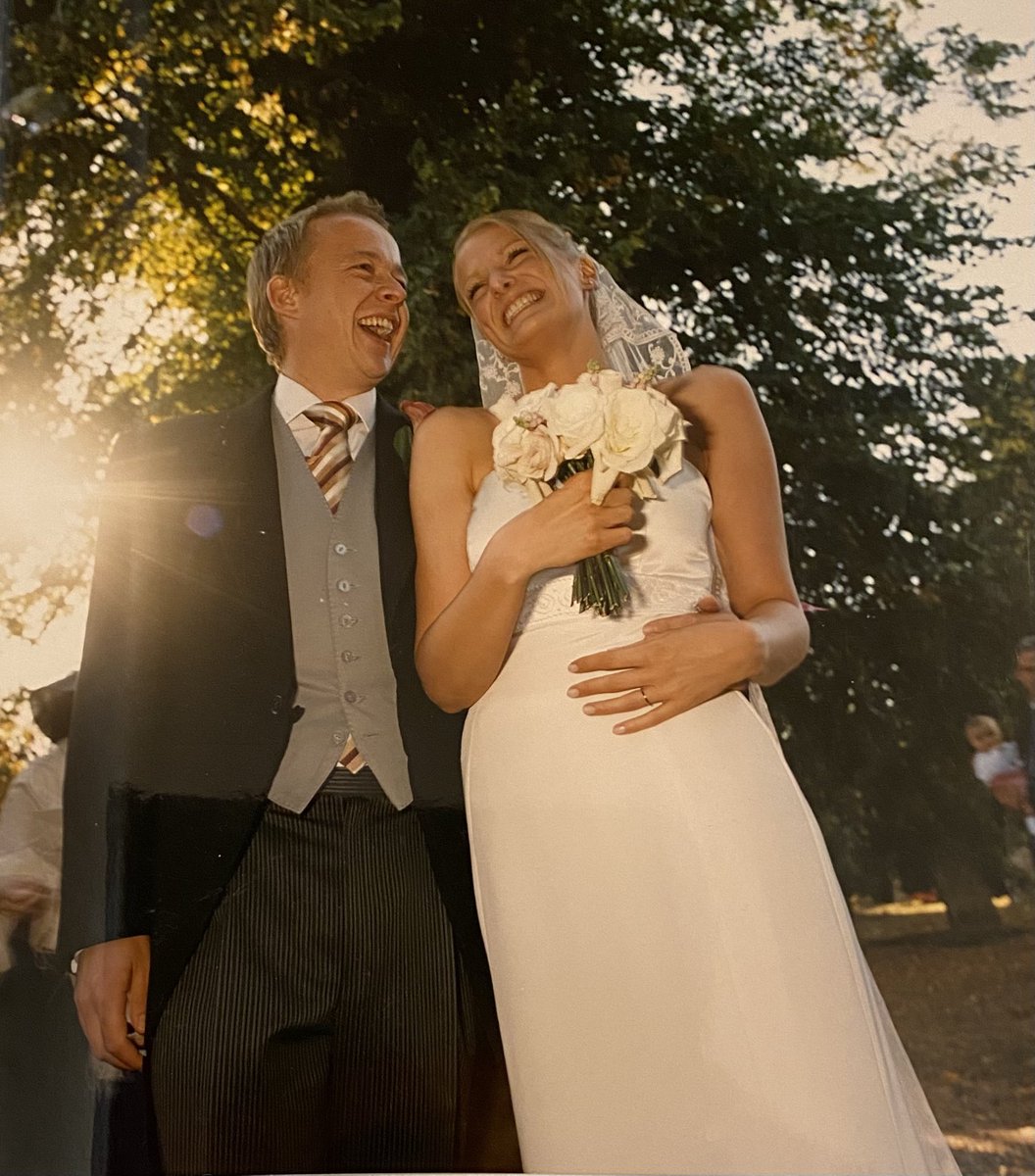 Six months before this photo the cancer I'd had at university had returned. It was aggressive. There was no further treatment. We got married very quickly, not knowing how long we’d have. We didn’t think I’d make our 1st anniversary. Today is our 20th 🧵1/3