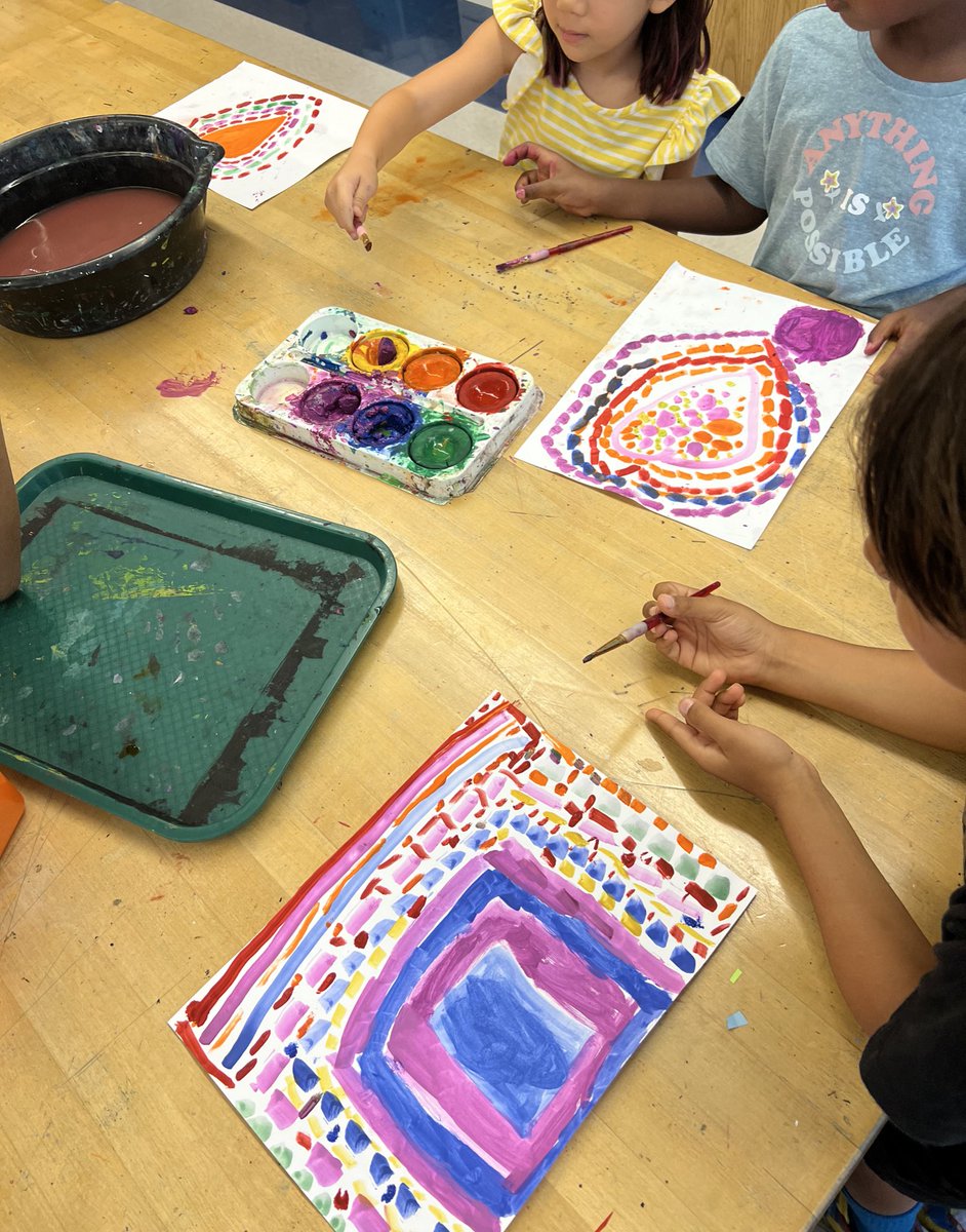 MsRannalsArt's tweet photo. I needed these 1st grade rainbows to brighten up a rainy morning! @MelSapp22’s class finished their beautiful Alma Thomas inspired paintings 🌈
@APS_SPARK @drjtoney @sarapruett5 @erickson_sarah_ #SPARKle #beSPARK #apsarts https://t.co/4XBV7sAyD7