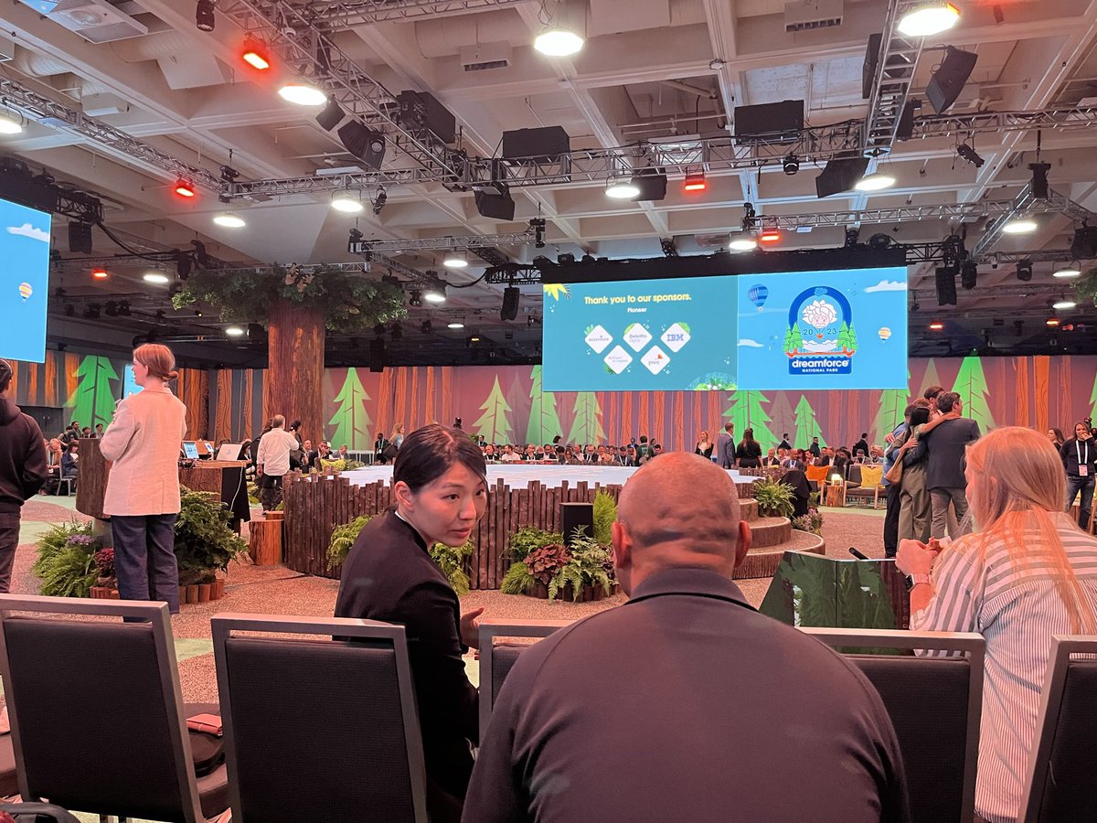 Ready for the #salescloud Keynote and seated so close to the center I almost can’t believe it! #df23 #MomentMarketer because #marketingchampions are the first step to Sales.