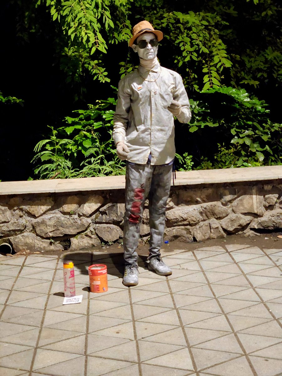 iamyadavpradeep's tweet photo. "Embracing the silver lining in life as an artist ✨🎨 #SilverArtistry #CreativityShines" Bandra West Mumbai Carter's Road https://t.co/EjCyLpS4ct