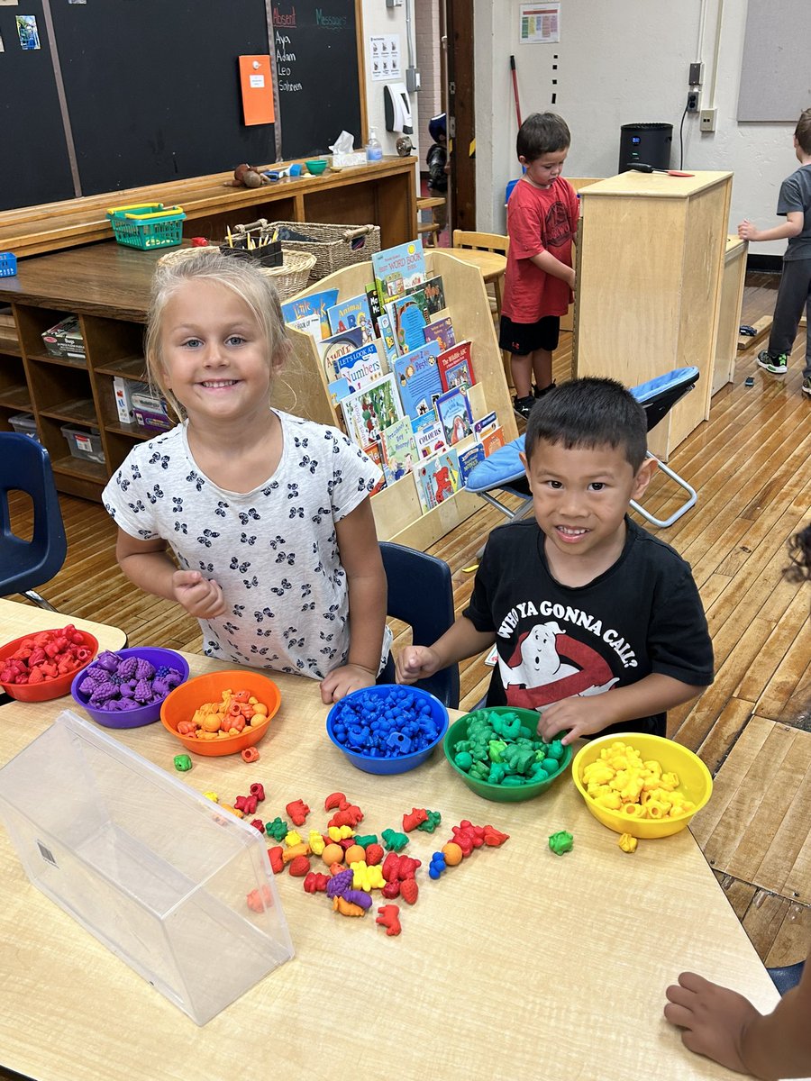 CabasClass's tweet image. Sorting by colour!! @QVPSVikings @danielle_g_ece