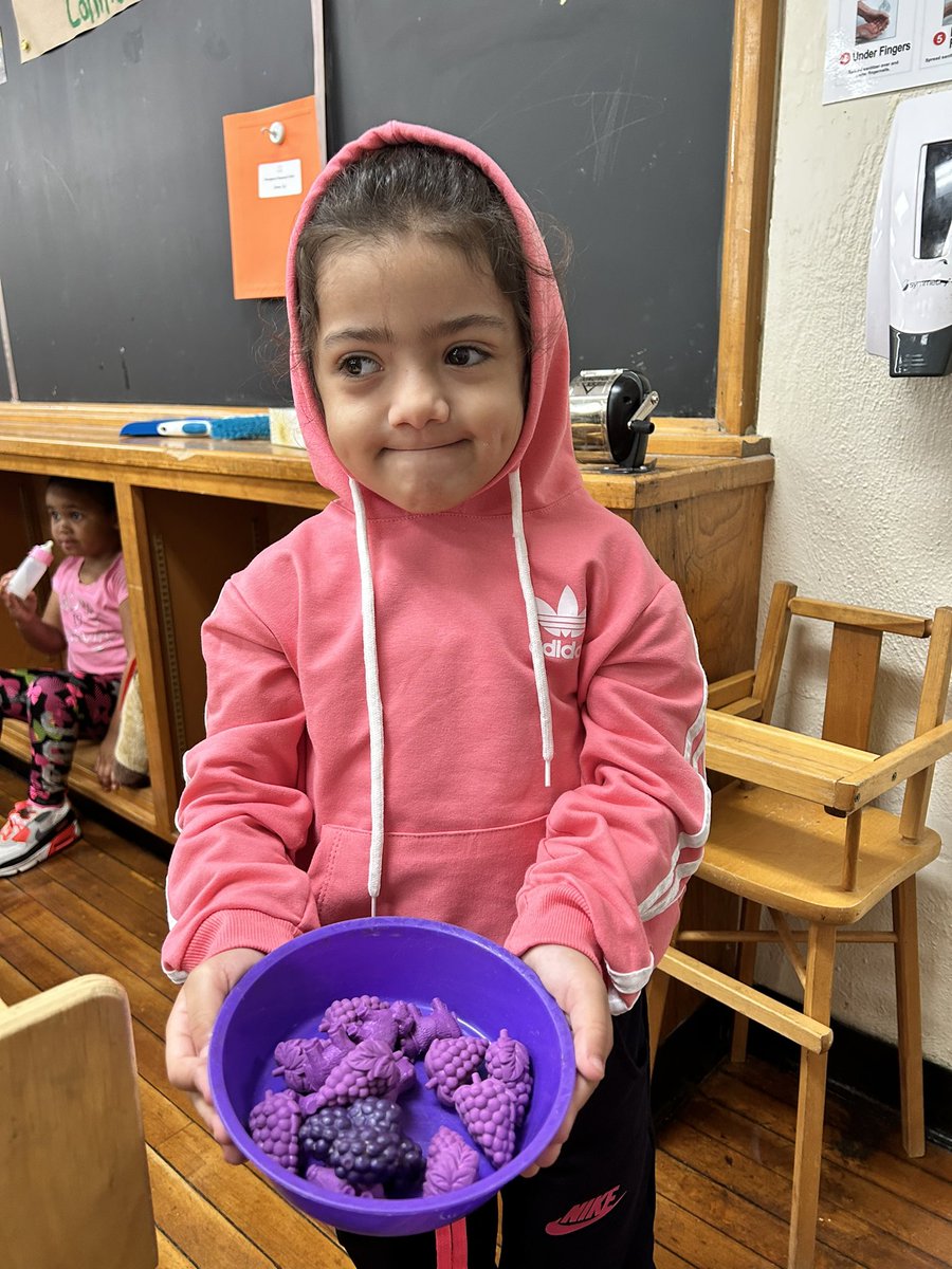 CabasClass's tweet image. Sorting by colour!! @QVPSVikings @danielle_g_ece