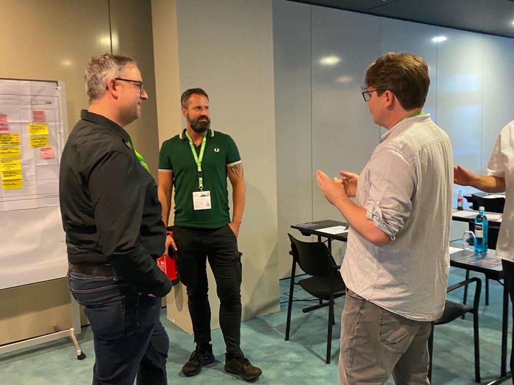 SoftwArchSummit's tweet image. Der letzte Nachmittag ging mit Power weiter⚡
▪️ @ewolff hob dein Legacy-System auf ein neues Level 🤓🔄
▪️ Bei @IEinemann konntet ihr die Magie von Event Storming entdecken 🎉🚀
▪️ Warum braucht dein Team Data Products? Damit haben sich @dalauxte und Stefan Negele beschäftigt