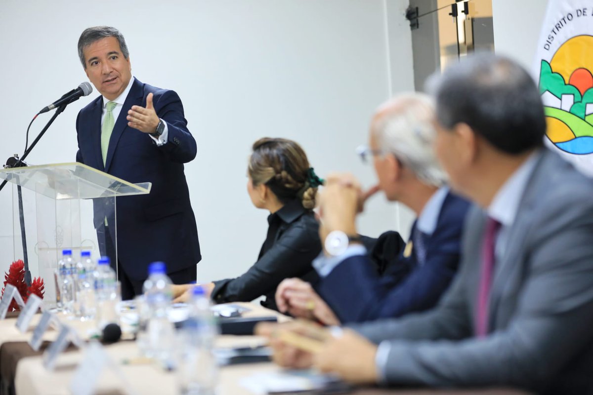 MTC_GobPeru's tweet photo. ▶️ En el evento, el titular del #MTC remarcó que se trabajará en una estrategia que asegure la movilidad urbana de forma sostenible y amigable, donde el ciudadano sea el centro del servicio. https://t.co/ZZjUBafx5e