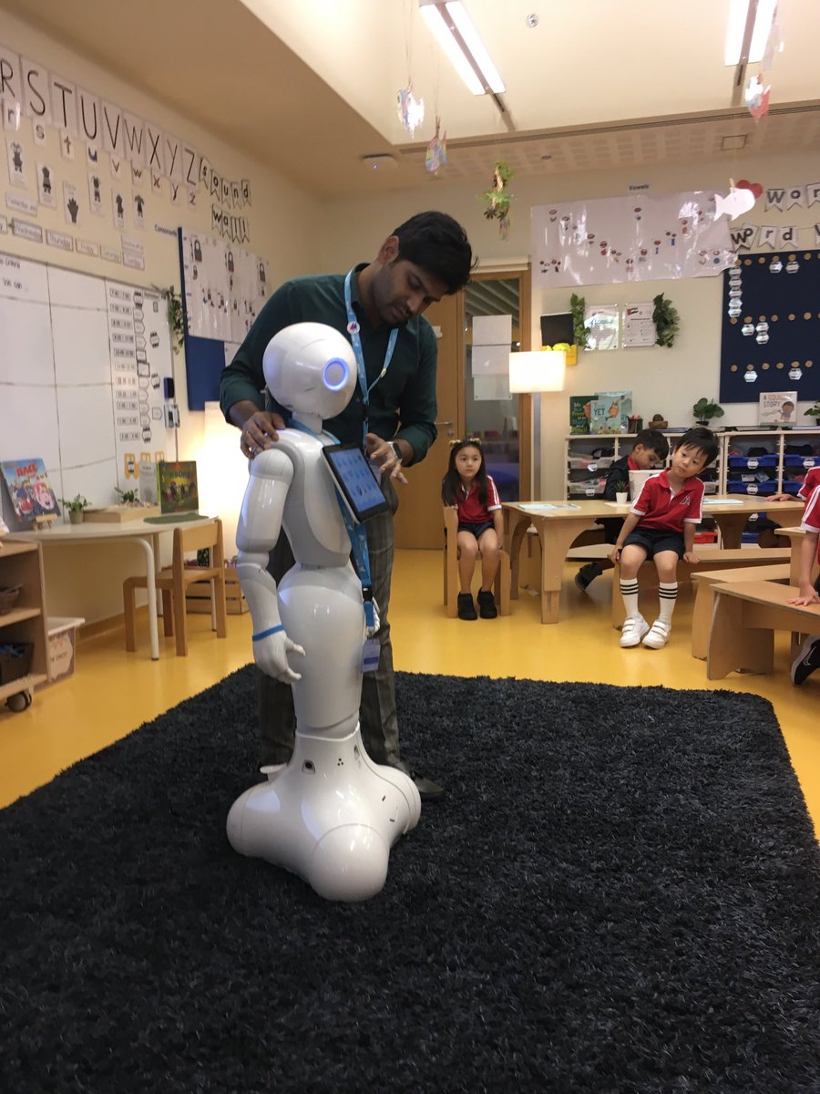 ClareHibbard's tweet image. KG2CH has such a wonderful time meeting and interacting with Pepper. Big shout out to @RamkumarLG for always supporting and working with us @DAAElementary