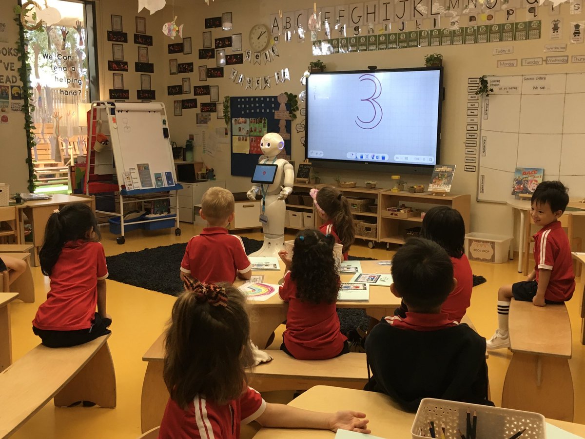 ClareHibbard's tweet image. KG2CH has such a wonderful time meeting and interacting with Pepper. Big shout out to @RamkumarLG for always supporting and working with us @DAAElementary