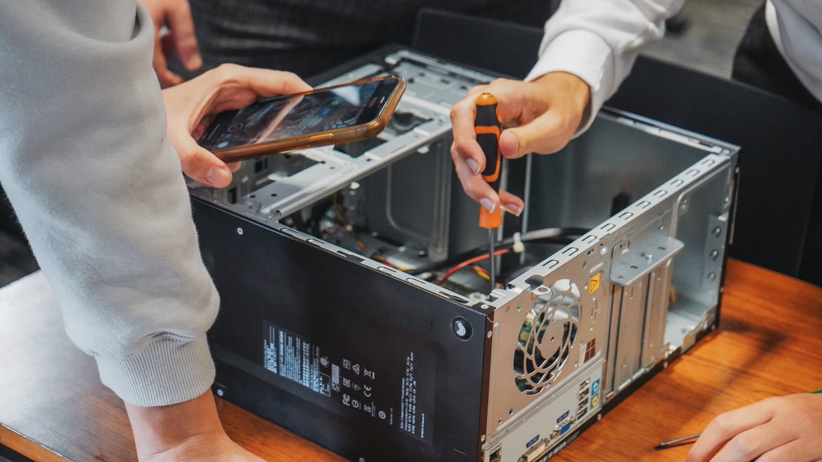 YeovilCollege's tweet image. Did you know that Yeovil College is part of the prestigious West of England Institute of Technology (@WE_IoT)? ✅

Our IoT students benefit from UK-leading technology and facilities, providing better jobs and better lives, for more. 💙

#ChangingLives #WEIoT #DigitalSkills