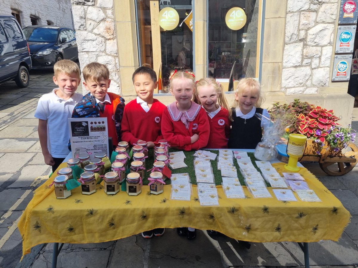 Prynhawn prysur hefyd.
An equally busy afternoon at Conwy Honey Fayre. Thank you to everyone who stopped by to talk to the children <a href="/conwymind/">Conwy Mind</a>