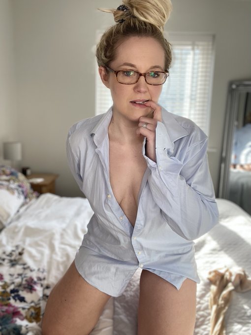 Lazy mornings in bed in your shirt https://t.co/Bg64eQx9zs