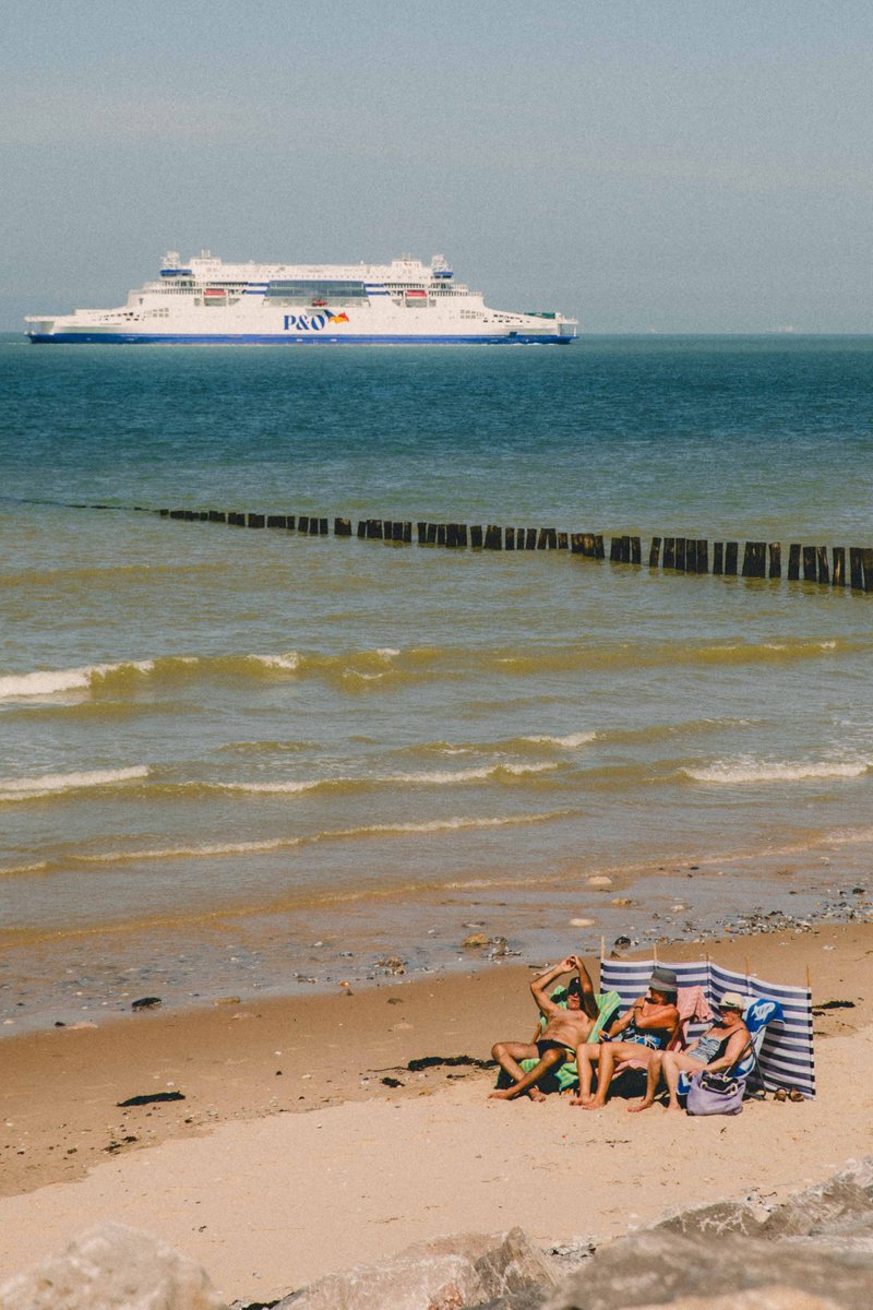 Seuls 45 kilomètres séparent Sangatte, Pas-de-Calais, de Sandgate, Kent. Deux villages presque homonymes avec au milieu la Manche, fin bandeau d’eau salée qui semble s’épaissir d’année en année. 
Portraits croisés pour @Mouvementmag