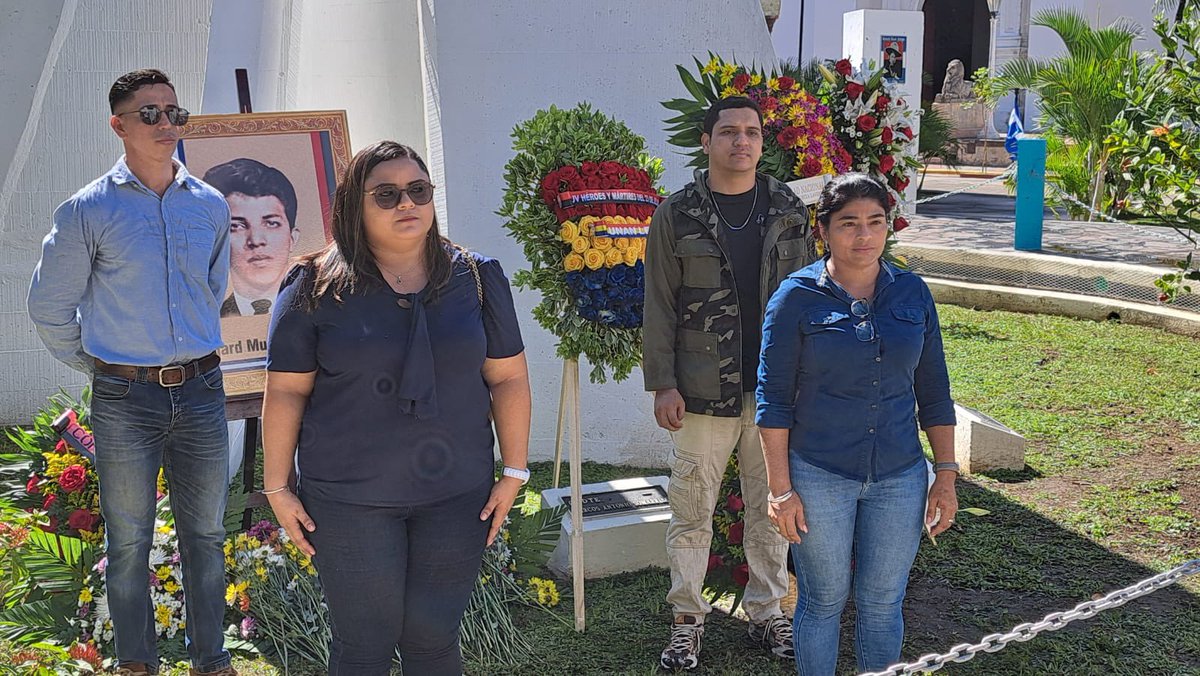 Desde #LeónRevolución se realizó el Acto politico y entrega de ofrenda , en conmemoración 47 aniversario de su tránsito a la inmortalidad del comandante Edgard Munguía Álvarez.
“Con Amor y Valentía”
 
#uvmarcossomarriba Presente 

               #PatriaBenditayLibre