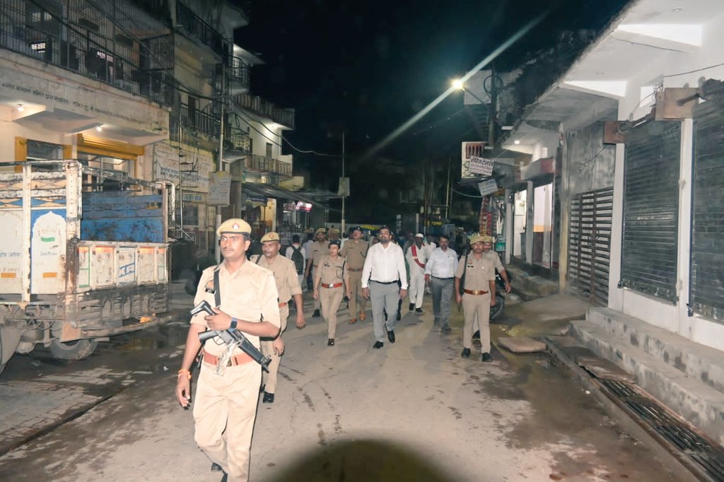 ChitrakootDm's tweet photo. भाद्रपद (भादौ) मास की अमावस्या मेला को सकुशल एवं शांतिपूर्ण संपन्न कराने के दृष्टीगत राष्ट्रीय रामायण मेला, रामघाट आदि जगहों पर लगे जोनल व सेक्टर मजिस्ट्रेट, सुरक्षा बल, साफ सफाई आदि समुचित  व्यवस्थाओं का जायजा लिया। 
@CMOfficeUP @ChiefSecyUP @myogiadityanath https://t.co/KErihBgFhL