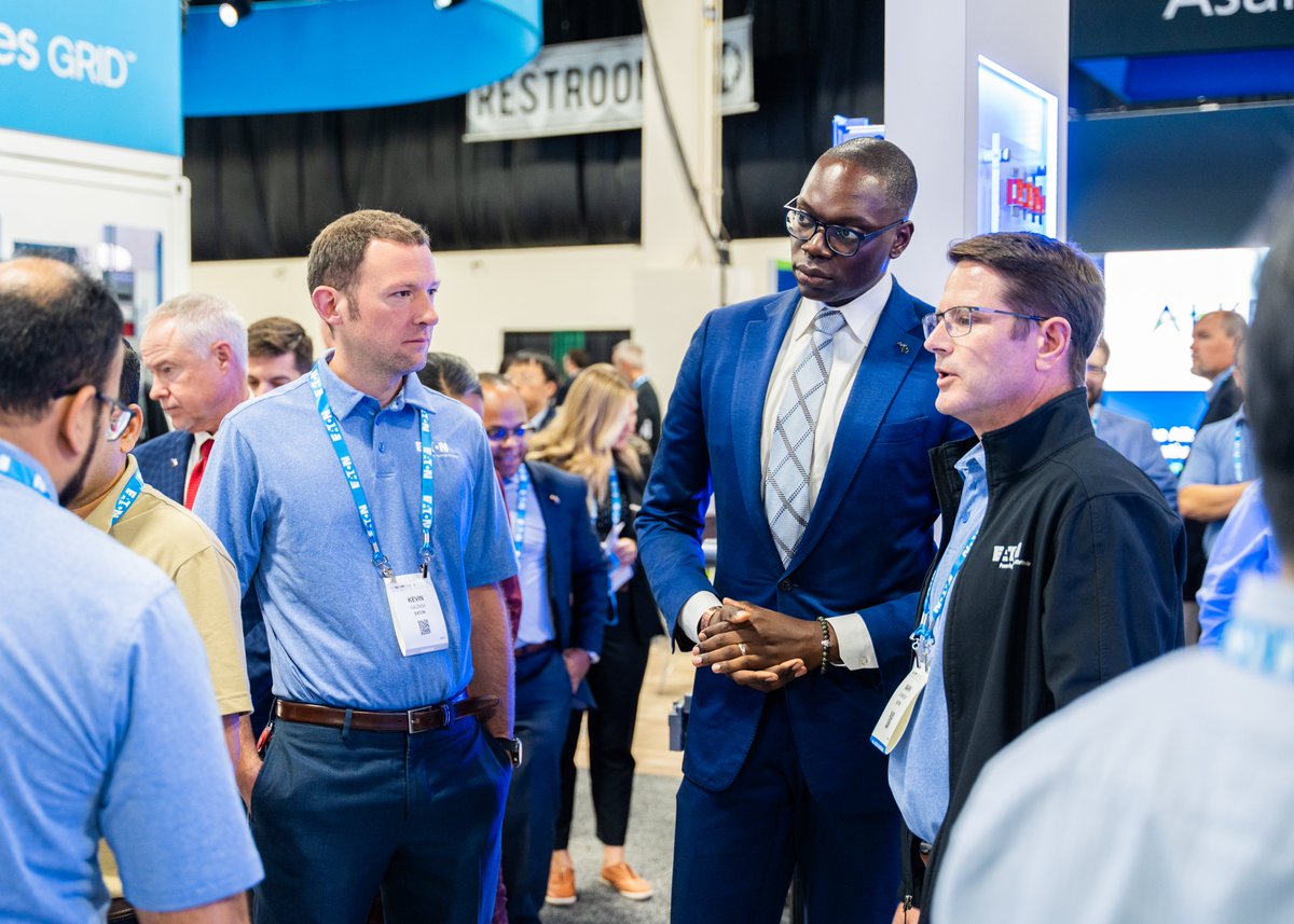 MEDC's tweet photo. Happy #NationalEVChargingDay from #TheBatteryShow, North America's largest advanced battery gathering. 

@LtGovGilchrist stopped by to check out all that Michigan's battery manufacturers like @OurNextEnergy1 and @eatoncorp have to offer. #MobilityMI https://t.co/YyV6NF2rga