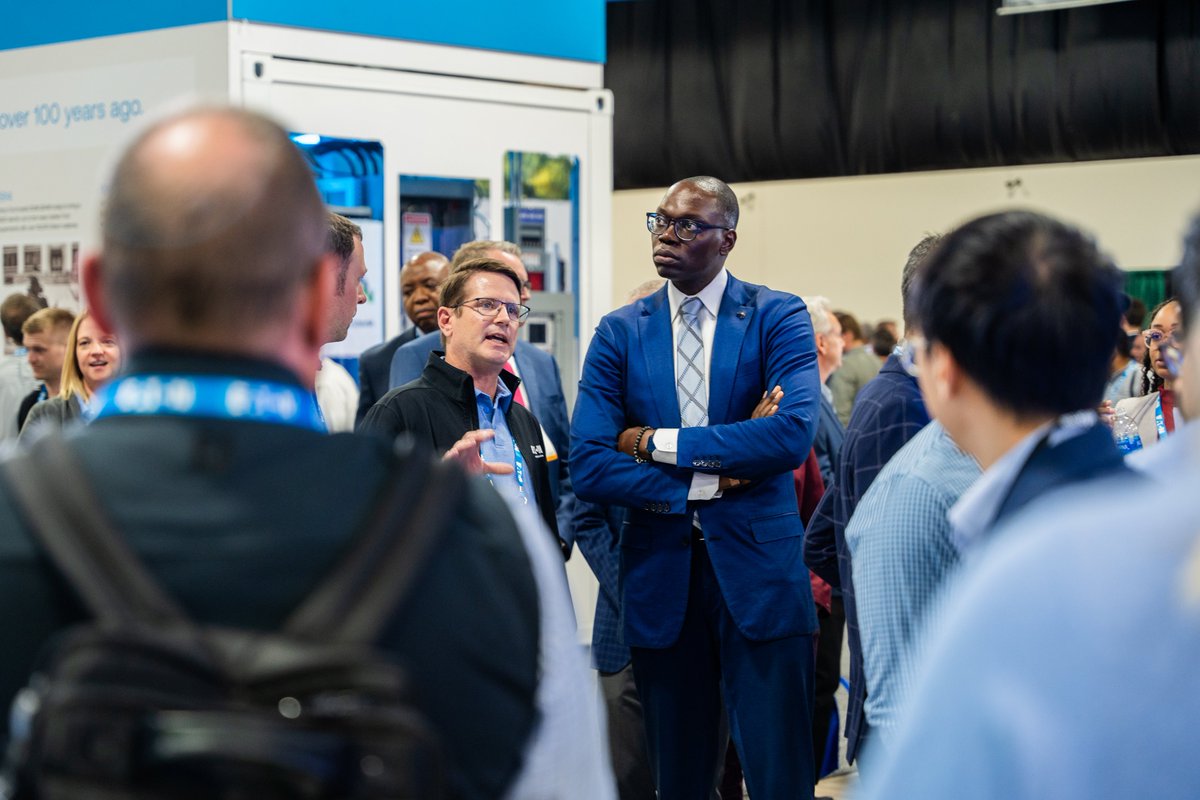 MEDC's tweet photo. Happy #NationalEVChargingDay from #TheBatteryShow, North America's largest advanced battery gathering. 

@LtGovGilchrist stopped by to check out all that Michigan's battery manufacturers like @OurNextEnergy1 and @eatoncorp have to offer. #MobilityMI https://t.co/YyV6NF2rga
