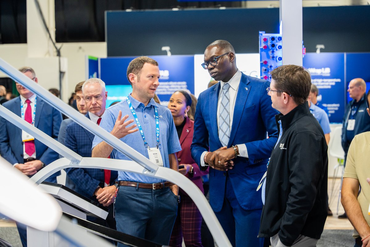 MEDC's tweet photo. Happy #NationalEVChargingDay from #TheBatteryShow, North America's largest advanced battery gathering. 

@LtGovGilchrist stopped by to check out all that Michigan's battery manufacturers like @OurNextEnergy1 and @eatoncorp have to offer. #MobilityMI https://t.co/YyV6NF2rga