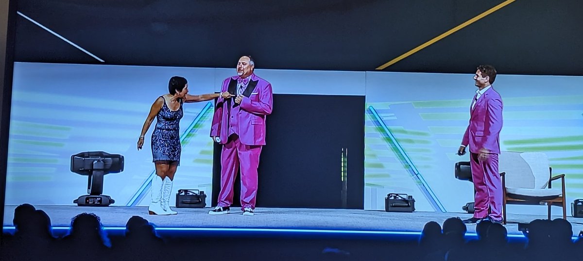 RyanDetrick's tweet image. Having a ton of fun on stage at #Excell!

@_BurtWhite @RetirementRisks @DebraTaylorTFG 

#LifeAtCarson