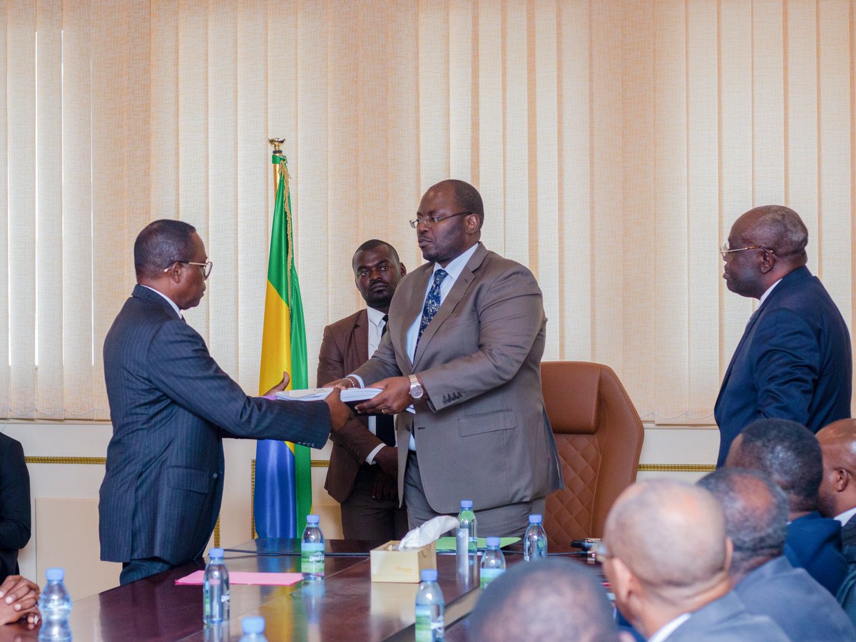 TPMinGouvGa's tweet image. 🟠⚪️ Passation de charges au Ministère des Travaux Publics ce 13 septembre 2023 entre le Ministre #sortant M.Toussaint NKOUMA EMANE et le Ministre #entrant M.Flavien NZENGUI NZOUNDOU.

#Infrastructures #EntretienRoutier #Equipement #Construction #Routes #Dévelopmnt

@Comgouv_GA