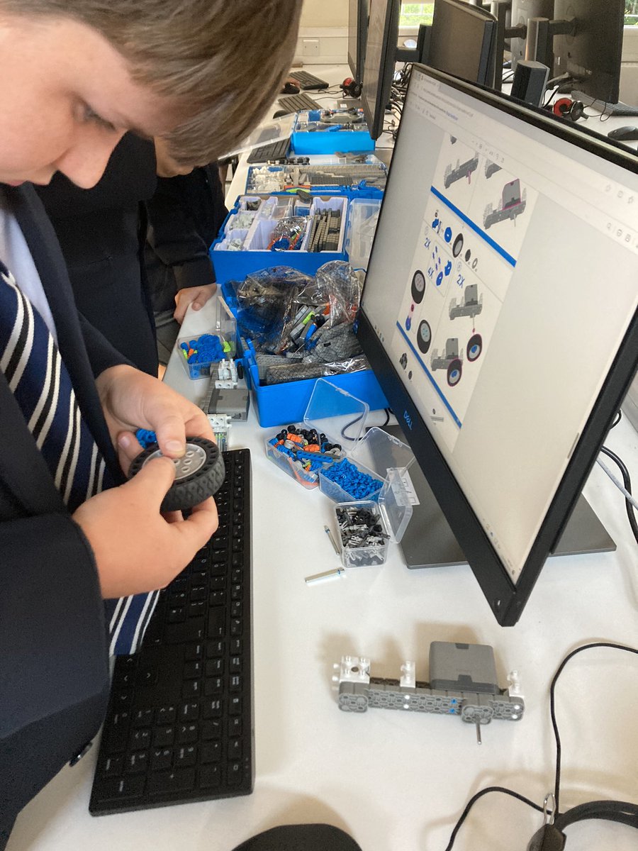 STP8_13Computes's tweet photo. First #VEXrobotics club of the term, starting to build our competition #robots @VEXRoboticsUK https://t.co/RCu1n8AJHx