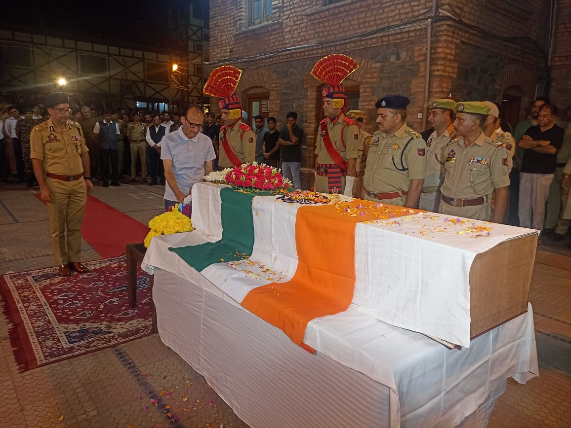 untold_kashmir_'s tweet photo. In photo : Ghulam Hassan Bhat (Retd. DIG) while laying a wreath on the mortal remains of his son, slain Dy. SP Humayun Bhat . He was blessed with a baby 29-days ago. How will people of Pakistan sleep. Terror has no space in this world. #untoldkashmirfiles
@MollyAshleySays https://t.co/8XV8900KR5