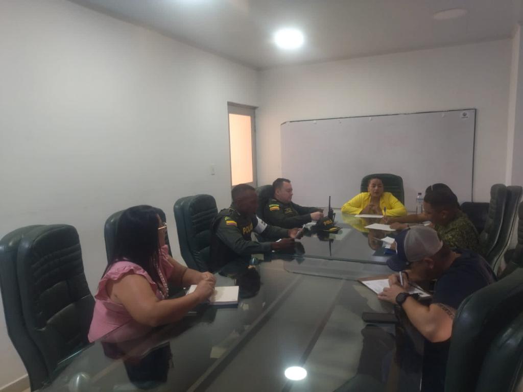 FNA_ArmadaCol's tweet photo. El #BFLIM32 en conjunto con @ftc_omega @PoliciaGuaviare realizó reunión mesa técnica de trabajo, con el fin de consolidar un plan para el desarrollo de la estrategia de sensibilización y prevención de delitos en menores de edad.
#PlanAyacucho🇨🇴
#PatriaEnLaAmazonia https://t.co/baqQEci688