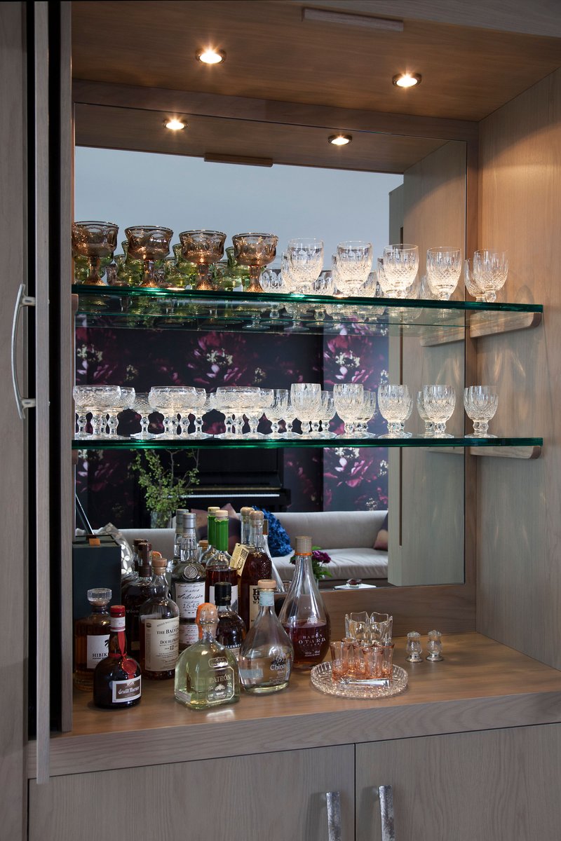 NYinteriordesig's tweet photo. This bar can be tucked away behind closed doors when not in use. It's a perfect addition to a large builtin wall unit in the living room. 
.
.
.
.
#bar #cocktail #cocktails #decor #decoration #drinks #homebar #homebartender #homedesign #nyinteriordesign #evelynbenatar https://t.co/CqfVNZEHdV
