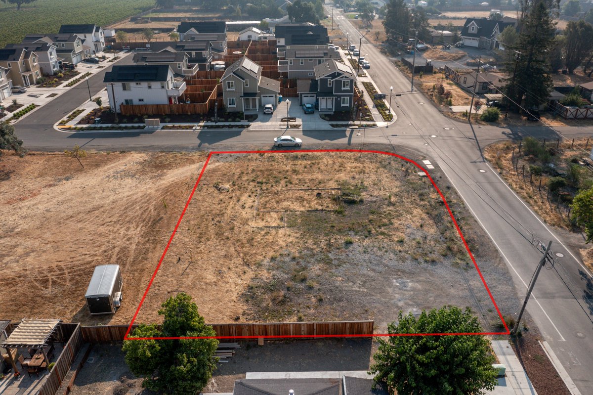 RealFocused's tweet photo. Unveiling the canvas of possibilities from the sky! Our aerial real estate photography captures vacant land's potential with precision, offering free boundary line visuals for a complete marketing package. #LandInFocus #aerialshot #aerialphotos #sonomacounty #bayarea #realtor https://t.co/k0sc6ki9QY