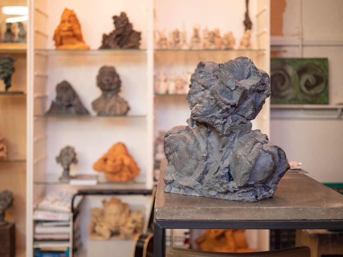 Kunstenaar Koen de vries geeft een kijkje achter de schermen: "Mijn creaties zijn geen gewone kleiportretten; ze zijn levendig en vol beweging, net als scènes uit een film''. Lees het interview via ow.ly/YavY50PL2U3
#KRleiden #MuseumDeLakenhal #KunstrouteLeiden
Foto:S Both