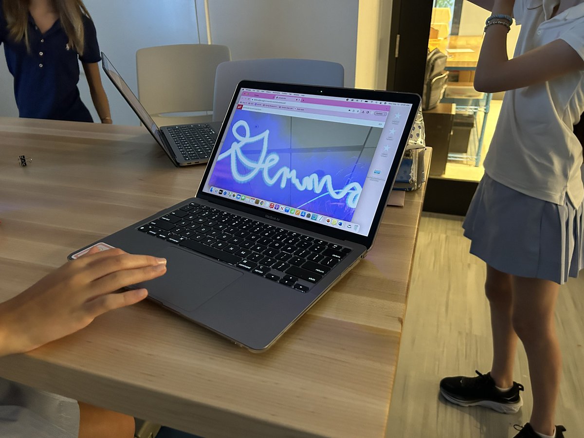 Class VIII Creative Technology students <a href="/MarymountNY/">Marymount School NY</a> using <a href="/ericrosenbizzle/">Eric Rosenbaum</a> GlowDoodle to paint with their <a href="/ScrappyCircuits/">Scrappy Circuits</a> lights. #makered editor.p5js.org/ericrosenbizzl…