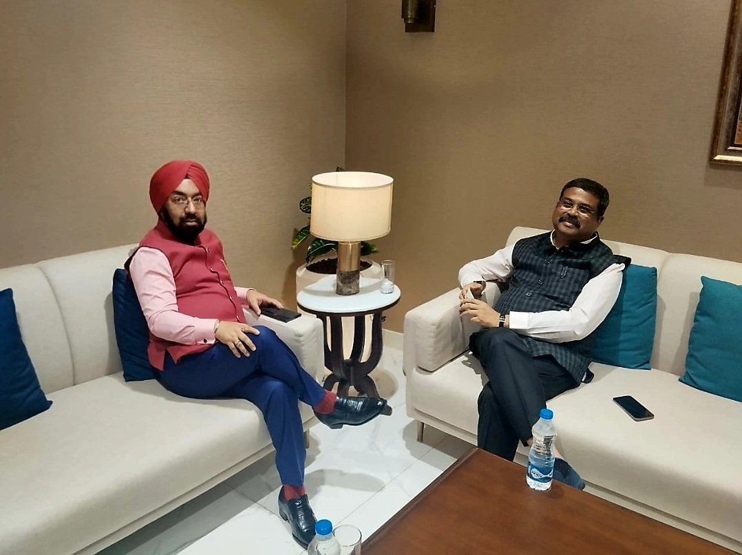 vikramsahney's tweet photo. Had fruitful discussions with respected @dpradhanbjp Minister of Education & Skills on #Skillforjobs . Congratulated him for launching #Vishawkarma scheme for skilling artisans & craftsmen. Requested to consider higher budget allocation for Skill training in punjab @MSDESkillIndia @PSDMofficial @CMOPb
