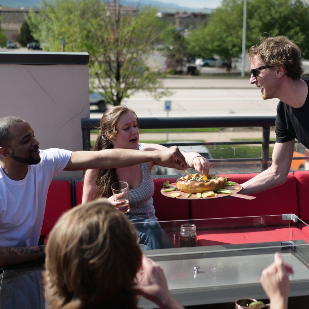 Do you know what makes good vibes with great company even better? $5 appetizers (Beautizers) and $4 drinks. 🙌💯 Come hang out at #BeauJos with some of your favorite people for happy hour Monday through Friday, 3-6 PM.