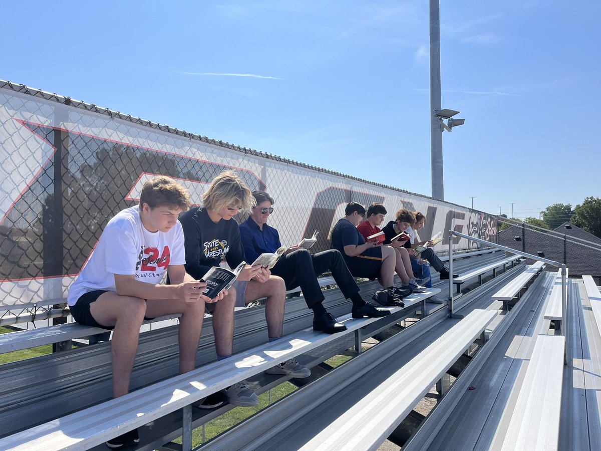 SraLunsford's tweet image. Enjoying this beautiful weather while we read today! #español4