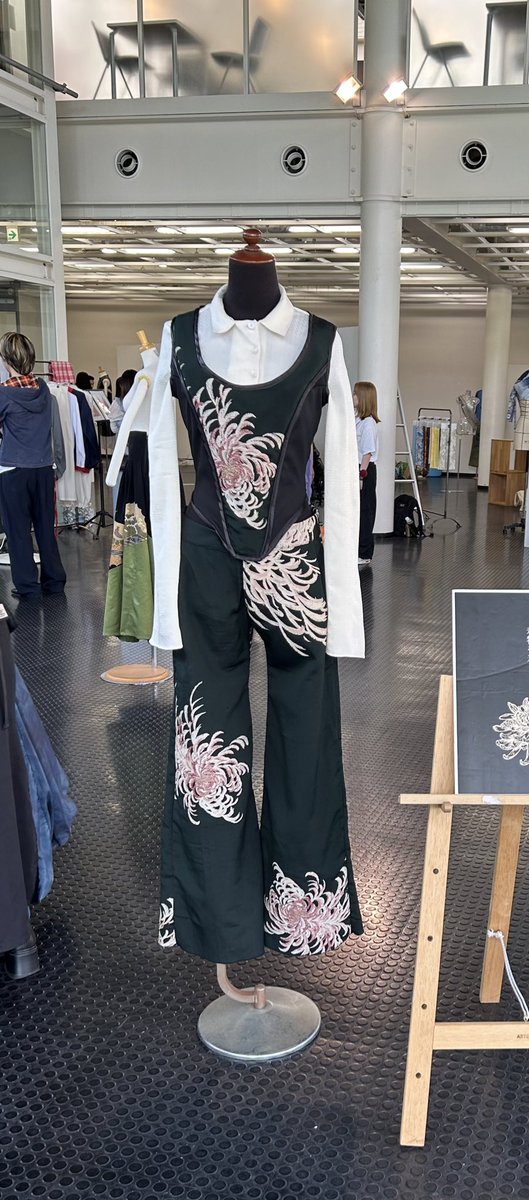 Blackmind_005's tweet photo. 自分の理想の服作ってます
さて、このシャツからセットアップまで、全て何からできているでしょうか😏😏 https://t.co/Zadt7jpE1t
