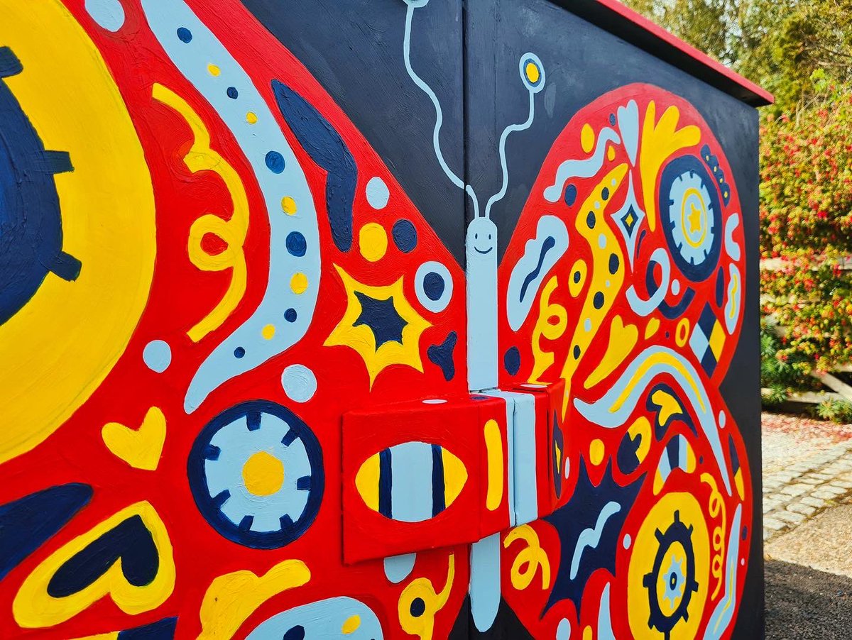 elizayoung__'s tweet photo. Earlier this week I finished painting an Amersham utility box for the councilโs โAmersham In Bloomโ project! Iโm very happy with how it came out and I hope it brings people joy. ๐ฆ
#publicart #butterfly #outdoorart #utilityboxart #utilitybox #mural #muralart #illustration https://t.co/kagxL0XLfh