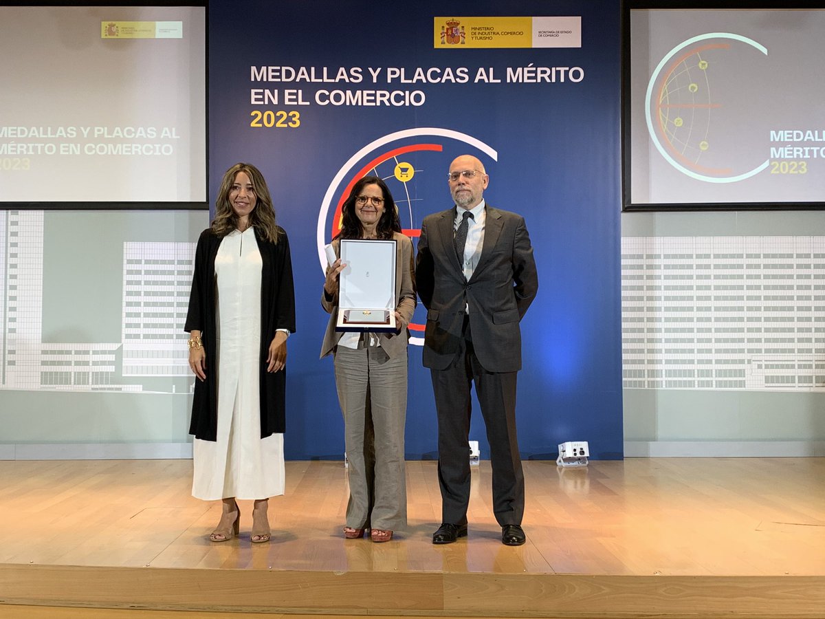 En este acto también ha resultado premiada <a href="/AEFranquicia/">Asociación Española de la Franquicia</a> por sus más de 30 años de trabajo defendiendo el sistema de #franquicias en España. 

Enhorabuena a su presidenta, Luisa Masuet, a su DG <a href="/AefEduardo/">EDUARDO ABADIA</a> y a todo el equipo <a href="/AEFranquicia/">Asociación Española de la Franquicia</a> por este más q merecido reconocimiento!