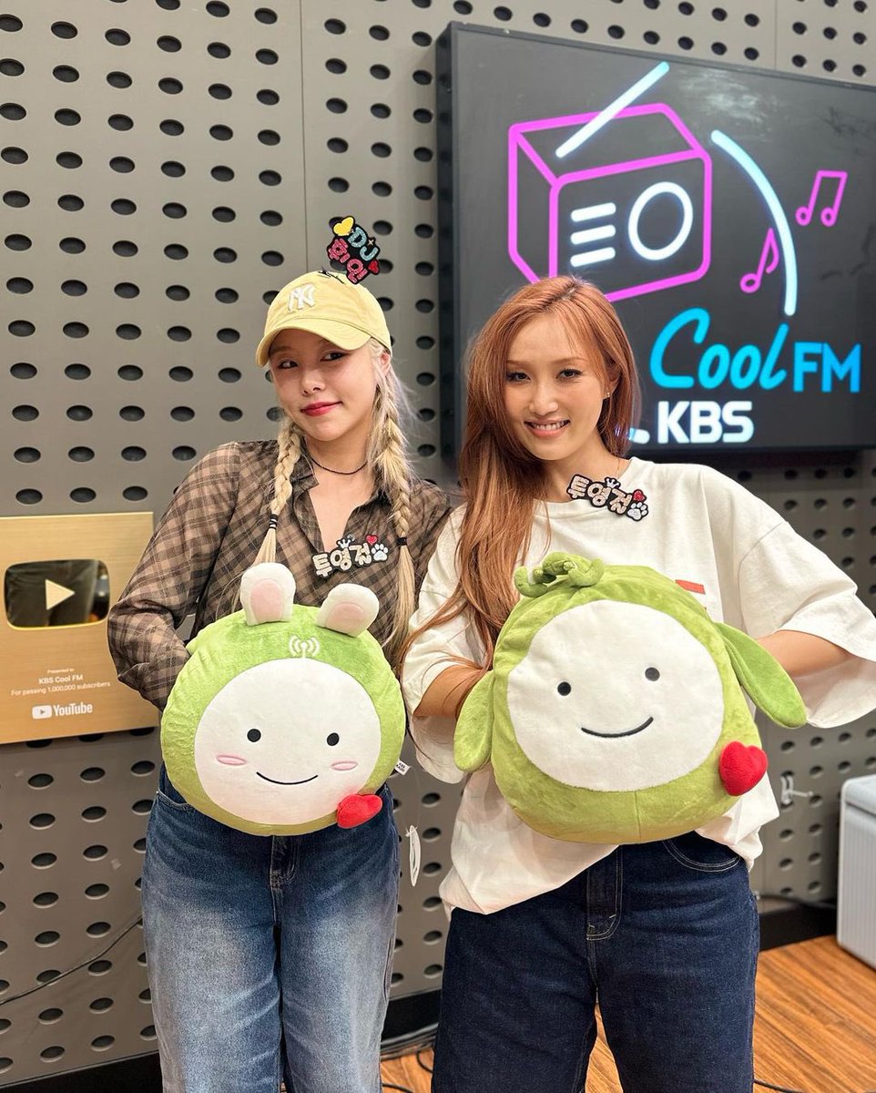 InnieMooVN_WI's tweet photo. [📸] 230912 volumeup_891 IG
𝚟𝚘𝚕𝚞𝚖𝚎 𝚞𝚙🎶

DJ đặc biệt #WHEEIN💜
Sự trở lại với #ilovemybody
#Whein DJ #RealFriends #BestFriends
Chúng ta đã ở cùng #HWASA 💟

Tình bạn vốn dĩ là vậy sao?? 🤣🤣🤣
#JungWheein #AhnHyeJin 
Chúng tôi ủng hộ tình bạn của họ 👏👏 https://t.co/PKH1NllabK