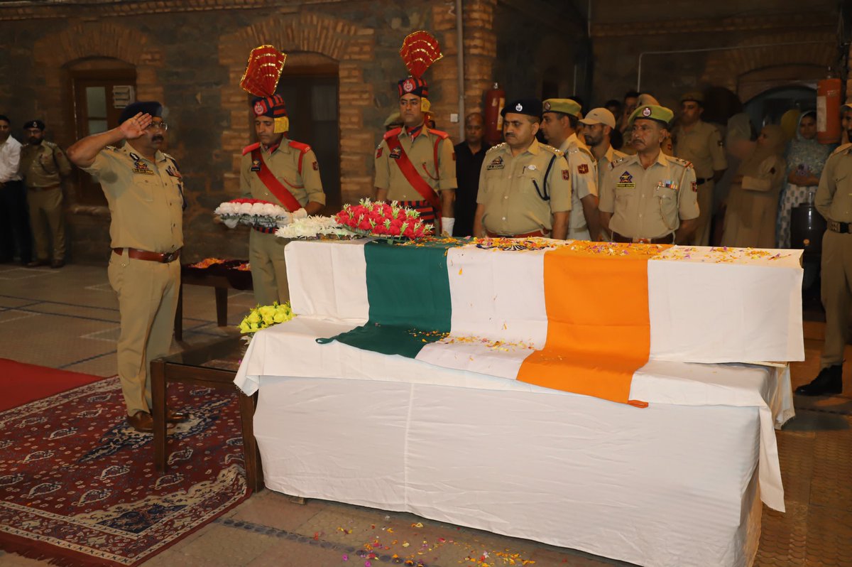 JmuKmrPolice's tweet photo. On behalf of the J&K Police Pariwar DGP J&K Sh Dilbag Singh has condoled the martyrdom of the braveheart officers of J&K Police and Army in an encounter at Gadool,Kokernag,Anantnag. 
The DGP has said in his message that he is deeply saddened  by the terrible loss of three young bravehearts Col. Manpreet Singh, Major Ashish Dhonack of 19 RR &  DySP Humayun Muzamil Bhat son of retired IG of J&K Police Shri Ghulam Hassan Bhat.
The DGP has said that every loss of life is unfortunate adding that perpetrators of the criminal act would be brought to justice soon. The DGP extended his sympathies with the bereaved families adding that whole of J&K Police Force is at the beck and call of the NoK of martyrs.