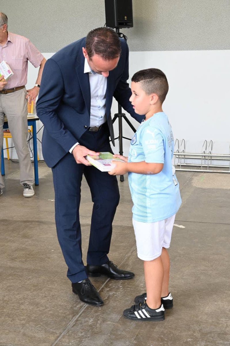 Lr_Jeremy's tweet photo. 📕 L’éducation est une priorité à l’échelle nationale. 

A #Forbach, au travers de l’action de la municipalité, nous nous sommes engagés à remettre à chaque élève de CP des dictionnaires qui leur serviront durant toute leur scolarité, et ce depuis 4 ans. https://t.co/1SBILfUXSX