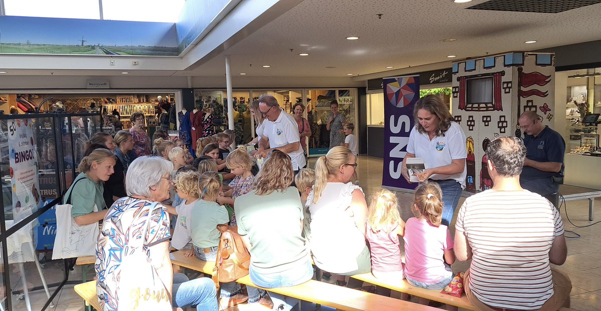 Vanmiddag was de poppenkastvoorstelling van <a href="/FDuikelaar/">Fritsie Duikelaar</a> #Havenfestival in <a href="/MakadoInfo/">Makado Alblasserdam</a> . De kinderen gingen helemaal op in het verhaal  en deden enthousiast mee. En na afloop een ijsje. Wat een feest!