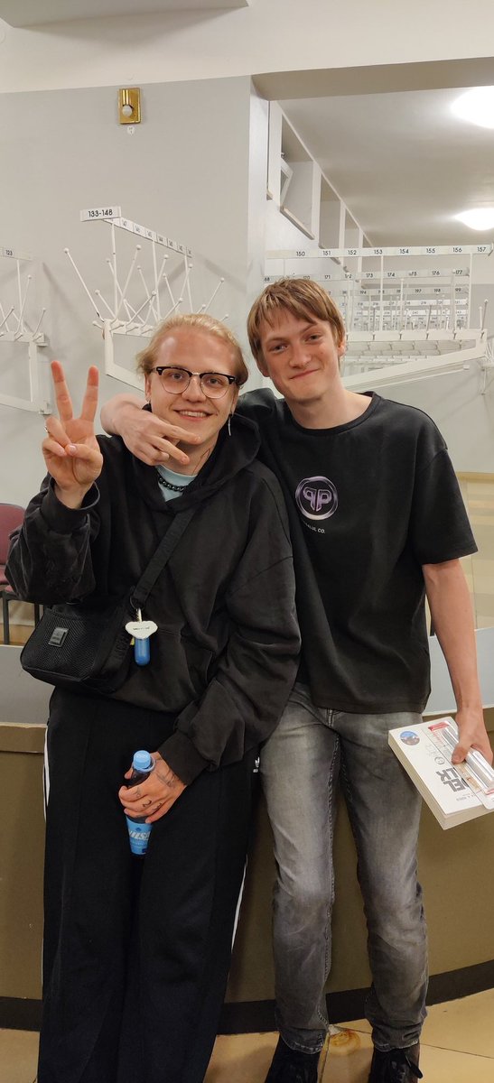BurnyDL's tweet photo. @Henkenbergen Das Peace zeigen übe ich nochmal haha https://t.co/5TfLbSGv8Z