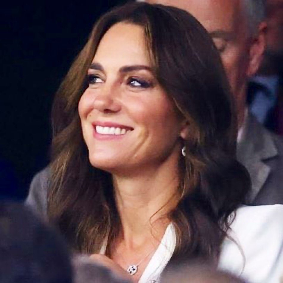 Canellelabelle's tweet photo. In 2010, Claudia Bradby, Tom Bradby's wife who is a jewellery designer and collaborated with Catherine on a series of jewellery pieces when she still worked at Jigsaw said of Catherine:
"Sheโs a diamond; kind, loyal, decent and very beautiful. The Royal Family is exceptionally lucky to have her."๐คฉ
13 years later, That quote keeps aging extremely well๐๐คฉโค๏ธ#PrincessofWales #CatherineTheGreat