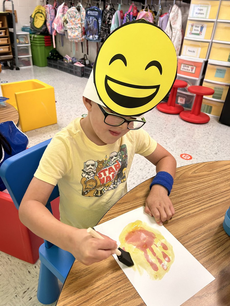 MrsColliersKs's tweet photo. LegKs discovered another chemical reaction for Yellow Day! Baking soda/tumeric/hand sanitizer create an amazing effect! @LCPSLegacy https://t.co/v2rNvgXYrh