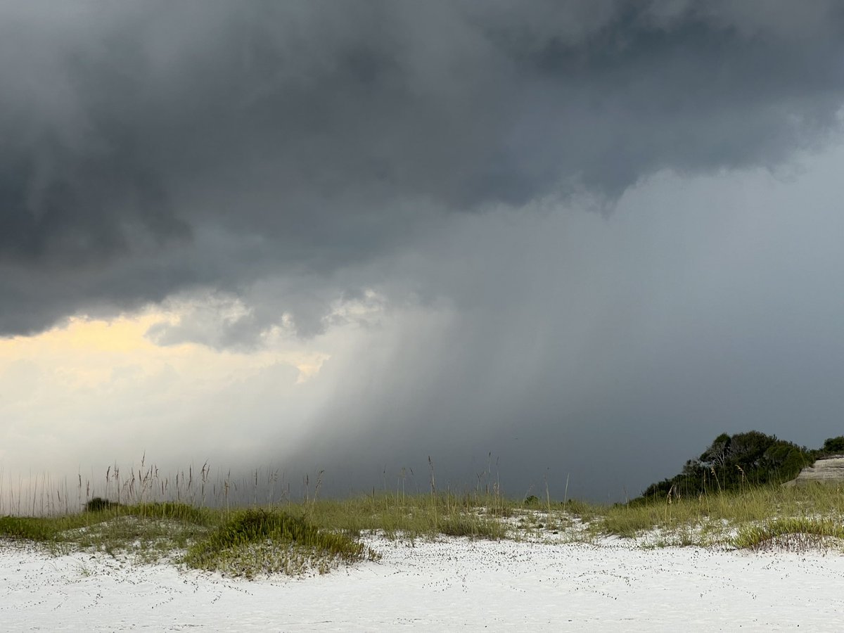 benjimtngoat's tweet image. Nice storm rolling through Pensacola rn. Viewed from Langdon Beach. #flwx @NWSMobile