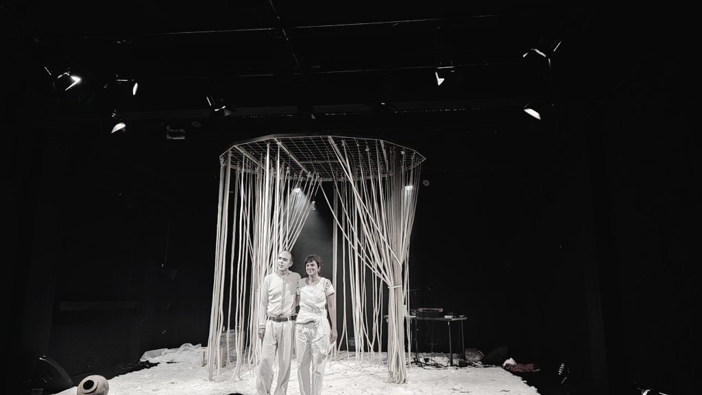 Atrapada i perduda en la veu de <a href="/jordividal_act/">Jordi Vidal Gómez</a> per sempre. #EstimadíssimsMalvats (<a href="/elTantarantana/">Teatre Tantarantana</a>) és un repàs pel cançoner del folklore català on lladres i assassins eren aclamats i les víctimes esborrades. Muntatge diferent i atrevit que no deixa indiferent. <a href="/BarcelonaTeatre/">Teatre Barcelona</a>