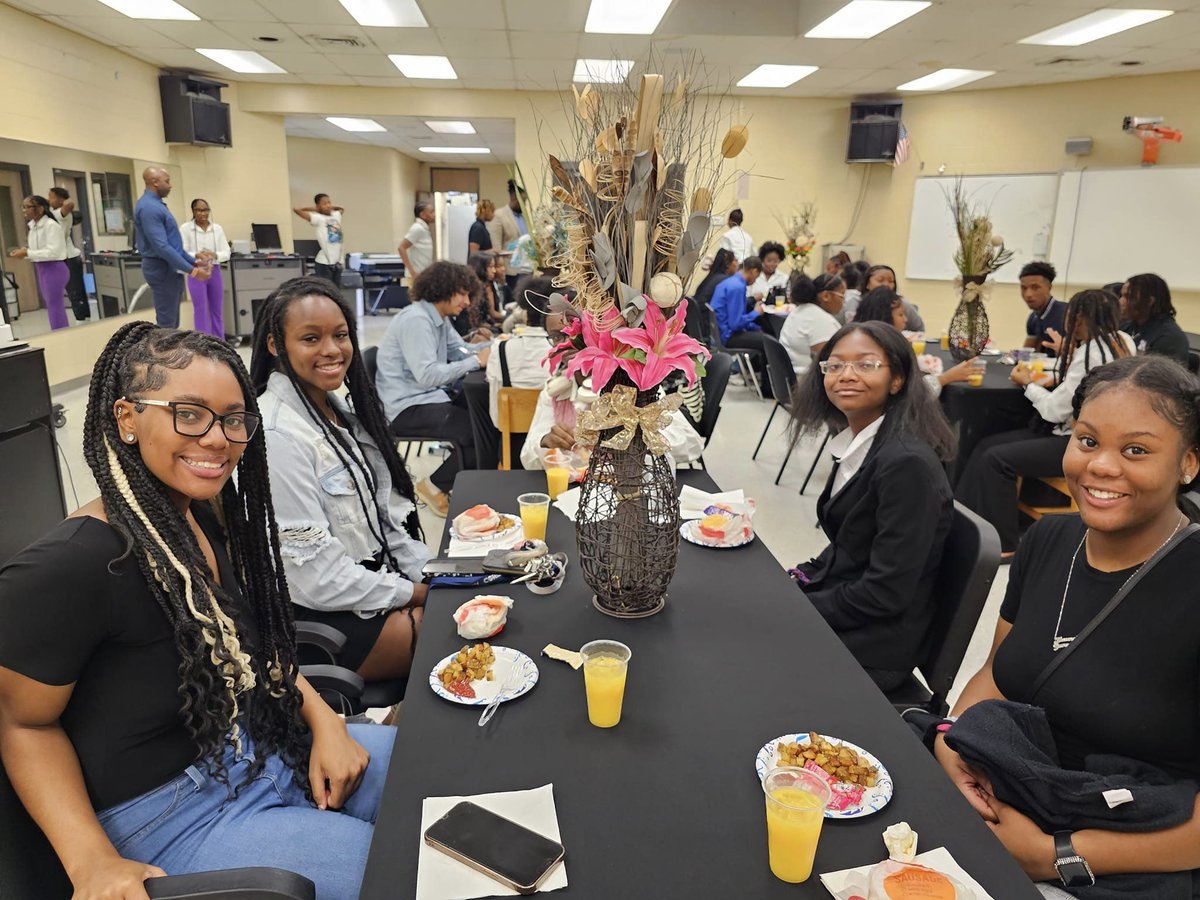 JEFCOED's tweet photo. Minor High School's student leaders gathered at the inaugural Presidents' Leadership Breakfast, sponsored by MHS Student Council. They bonded, brainstormed, and put student well-being first! Way to go! 👏💜 @minorhightigers #LeadershipBreakfast #MinorPride https://t.co/T7OTQN6u5p