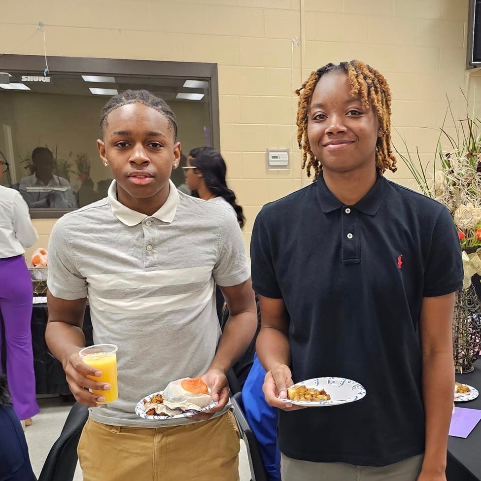 JEFCOED's tweet photo. Minor High School's student leaders gathered at the inaugural Presidents' Leadership Breakfast, sponsored by MHS Student Council. They bonded, brainstormed, and put student well-being first! Way to go! 👏💜 @minorhightigers #LeadershipBreakfast #MinorPride https://t.co/T7OTQN6u5p
