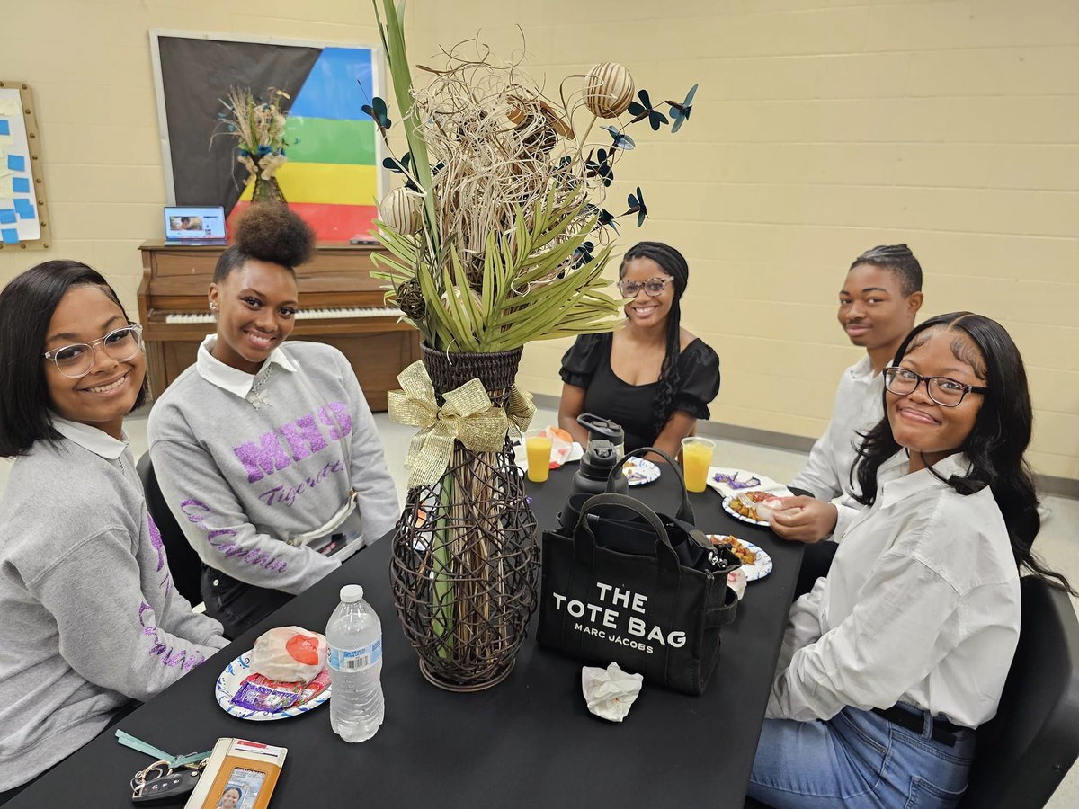 JEFCOED's tweet photo. Minor High School's student leaders gathered at the inaugural Presidents' Leadership Breakfast, sponsored by MHS Student Council. They bonded, brainstormed, and put student well-being first! Way to go! 👏💜 @minorhightigers #LeadershipBreakfast #MinorPride https://t.co/T7OTQN6u5p